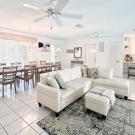 Villa Waterfront Getaway With Pool!